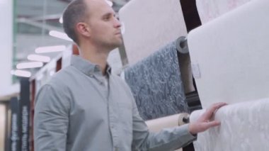 Erkek Tüketici Donanım Mağazasında Duvar kağıdı Satın Alıyor