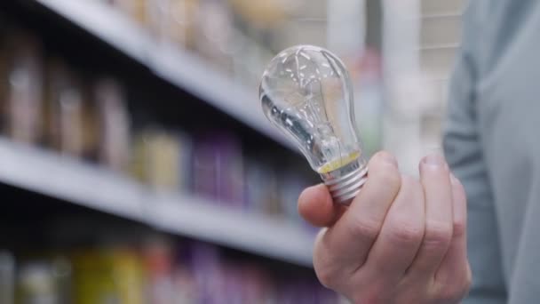 En man med en glödlampa — Stockvideo