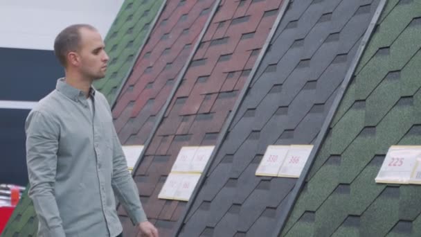 Os compradores na loja de construção escolher as telhas macias — Vídeo de Stock