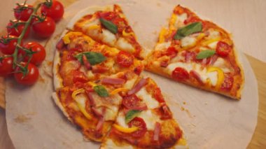 İnsan elleri açık kutudan sıcak İtalyan pizzasından dilimler alıyor, parti yemek servisi konseptinde, arkadaşlar birlikte yemek yerken eğleniyor, manzarayı kapatıyorlar.