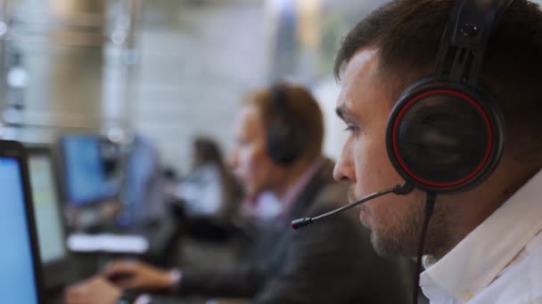 Contactcenter Operator Consulting Klanten in Call-Center — Stockvideo