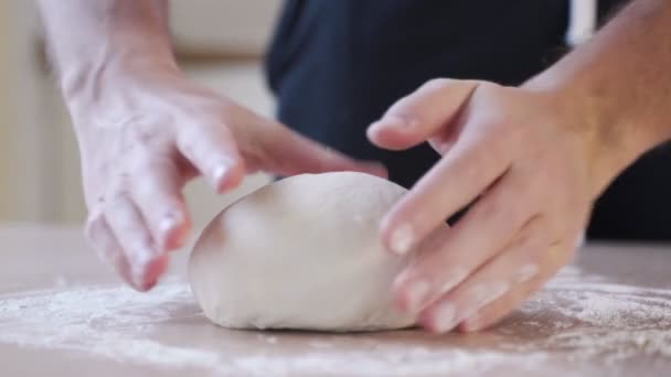 Manos masculinas preparando la masa en primer plano de la mesa — Vídeos de Stock