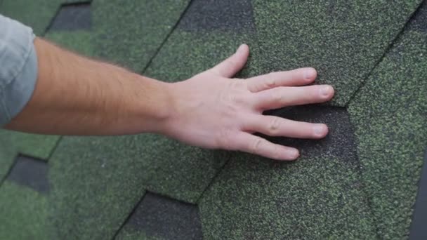 El hombre pasa su mano sobre los azulejos suaves — Vídeo de stock