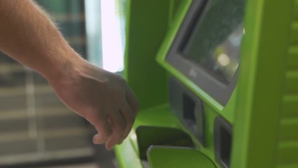 現金を引き出す atm を使用している人 — ストック動画