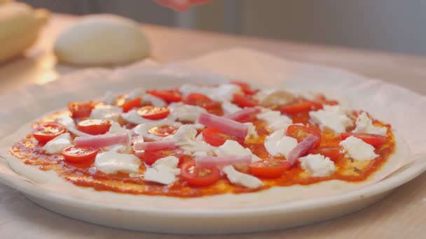 A pôr presunto na pizza. Chef coloca presunto na pizza — Vídeo de Stock