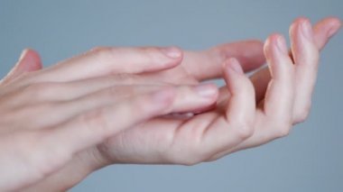 Kadınların eli krem sürüyor. arkaplandaki gövde parçası
