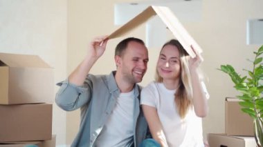 Mutlu genç çift yeni eve taşınıyor.
