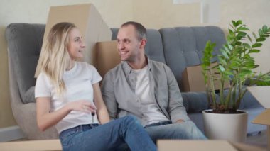 Elinde anahtar olan genç bir kadın ve bir adam. Yeni ev alınıyor