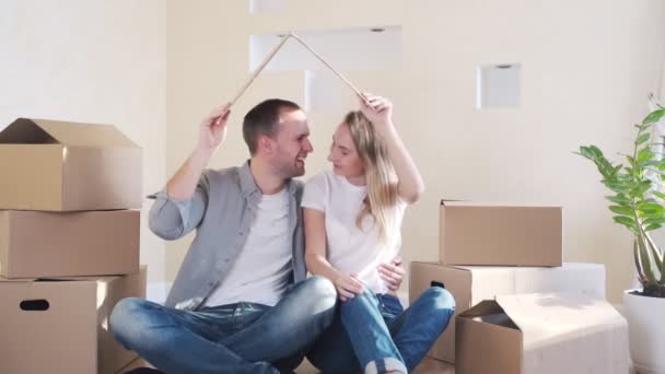Feliz joven pareja mudándose en nueva casa — Vídeos de Stock