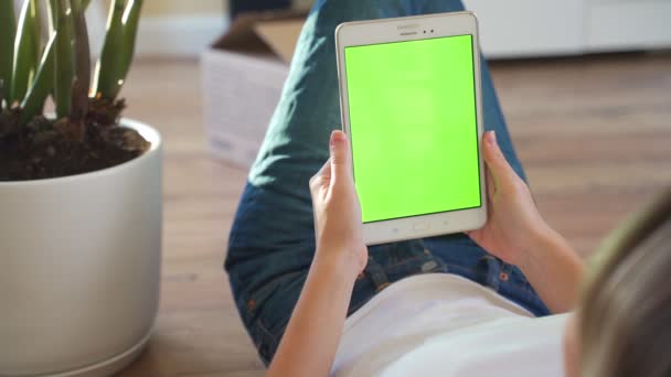 Femme regardant ordinateur tablette avec écran vert. Gros plan des mains de femmes avec tampon — Video