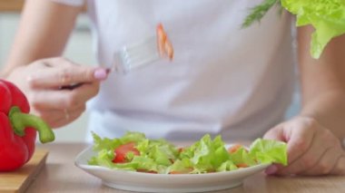 Yeşil sağlıklı eko salata yiyen bir kadın.