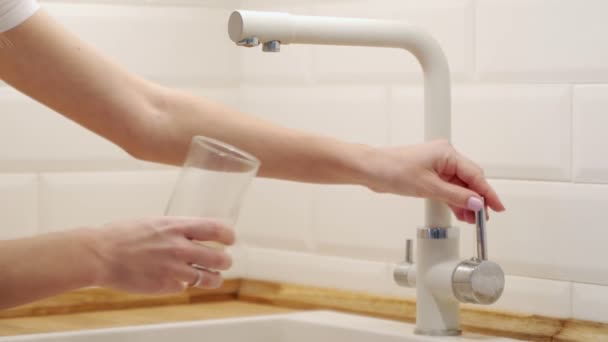 Verser de l'eau fraîche du robinet dans un verre — Video