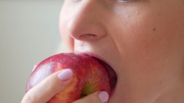 Hongerig meisje met grote eetlust bijten grote sappige appel, gezonde snack op het werk — Stockvideo