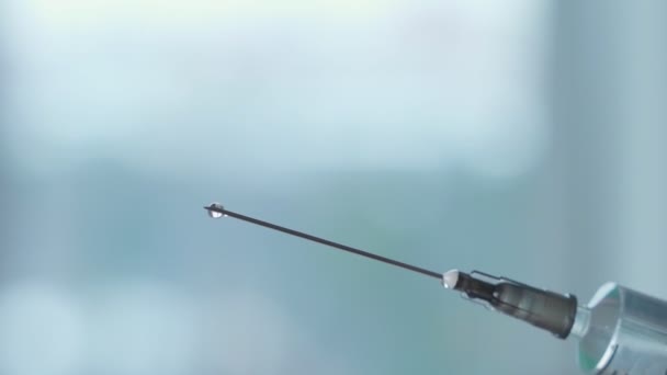 Gros plan sur les gouttes de seringue et de vaccin liquide 