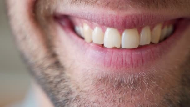 Close-up van gelukkige mensen tand glimlach — Stockvideo