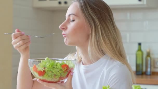 Hermosa mujer caucásica comiendo ensalada — Vídeo de stock