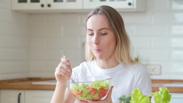 Femme suivre un régime et manger une salade — Video