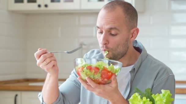 Hombre comiendo ensalada fresca sabrosa alimentación saludable — Vídeos de Stock