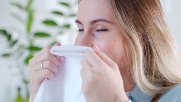 Vrouw ruikt schoon fris linnengoed en glimlacht — Stockvideo