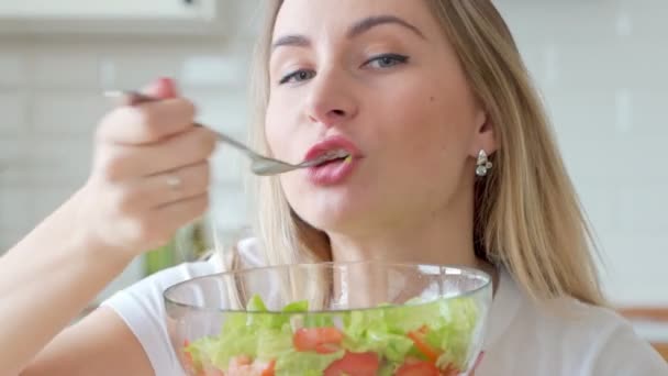 Женщина на диете и ест салат — стоковое видео