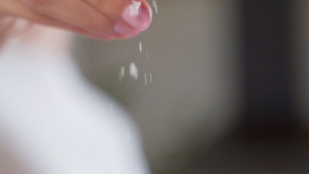 Chef ajoute du sel au plat, cuisson au ralenti, cuisson des aliments 