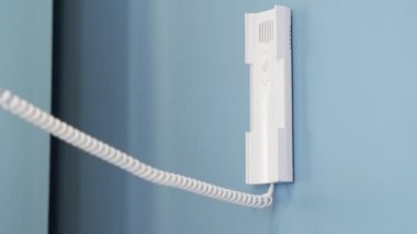 Kadın telsizden söz ve kapıyı açmak için düğmeye basmadan