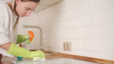 Mutfakta Sprey Şişe ve Süngerle Kadın Temizleme Ocağı