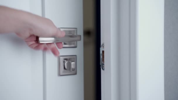 Μια γυναίκα κλειδώνει την πόρτα. — Αρχείο Βίντεο