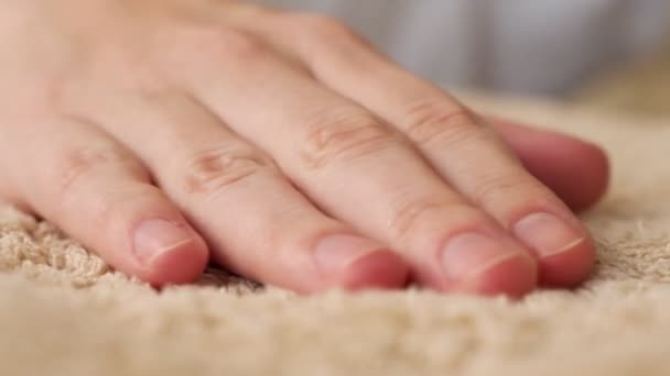 Uma mão tocando uma toalha quente e macia macia. conceito de limpeza — Vídeo de Stock