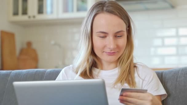 Он-лайн концепція покупок, банківської справи та технологій усміхнена жінка з ноутбуком та кредитною карткою . — стокове відео