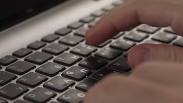 İşadamı elleri dizüstü bilgisayarda klavye kullanıyor. İş Elleri, bulut veri sosyal ağ medyası ve tablet bilgisayarda çalışan iş kadını yazımına dokunuyor — Stok video