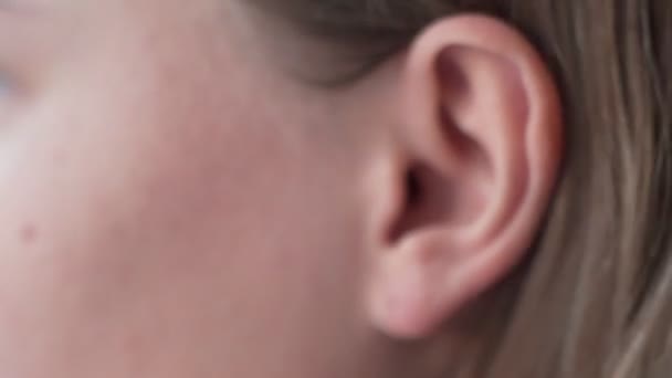 Крупный план женщины положить наушники в ухо, чтобы слушать музыку и начинает танцевать под ритм музыки — стоковое видео