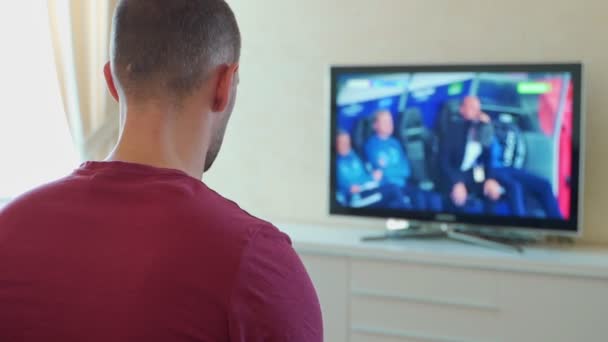 Zklamaný sportovní fanoušek sledování zápas v televizi, nespokojen s výsledkem — Stock video