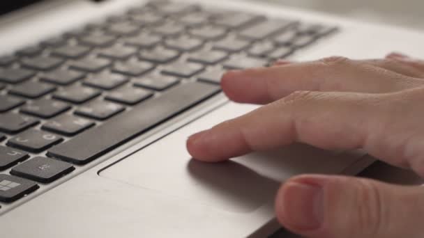 Nahaufnahme eines Mannes beim Scrollen einer Website mit einem Laptop-Trackpad — Stockvideo