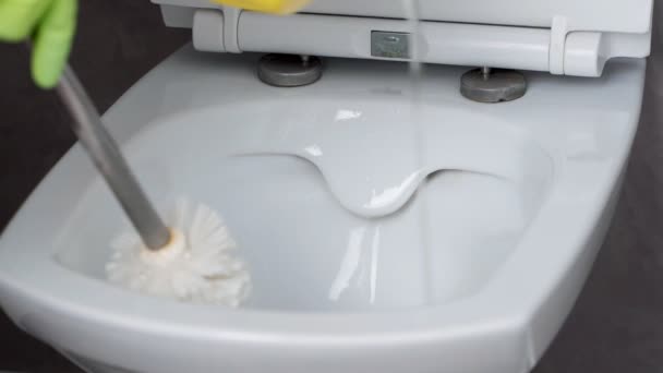 Ruka ženy v zelené rukavičkách čištění záchodové mísy pomocí kartáčku a saponátu, koncepce pro čištění domu a povinnosti domácností — Stock video