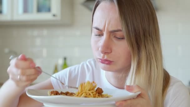 Portret kobiety jedzącej spaghetti — Wideo stockowe