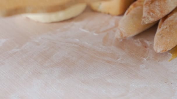 Pâine feliată care pune pe placa de tăiere din lemn din bucătărie. Close up . — Videoclip de stoc