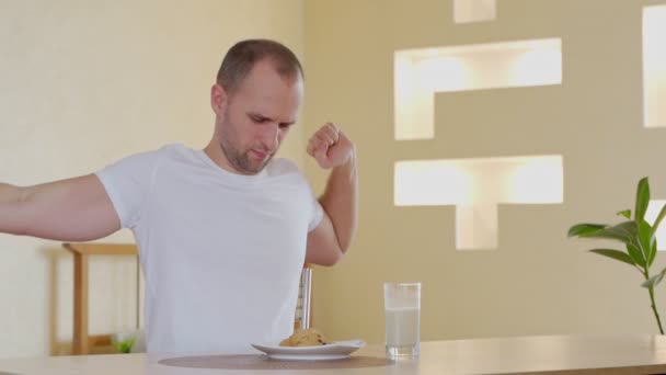 Linda pareja desayunando en casa en la cocina . — Vídeo de stock