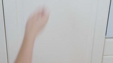 Temiz gözlük ve kupa bir bulaşık makinesi yıkama sonrası. Yakın çekim vurdu