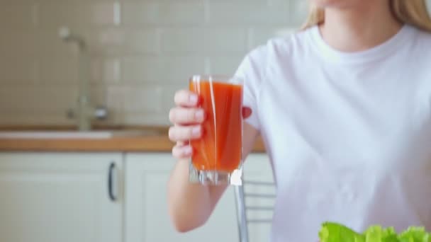 Vrouw die wortelsap drinkt in een glas — Stockvideo