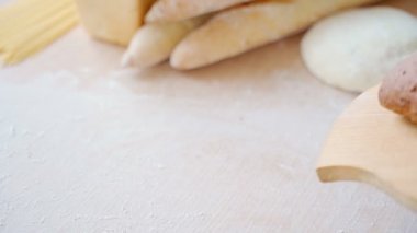 Baker taze pişmiş ev yapımı organik ekşi çavdar ekmeği koyuyor.