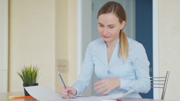 Konzentrierte Geschäftsfrau arbeitet mit Papieren — Stockvideo