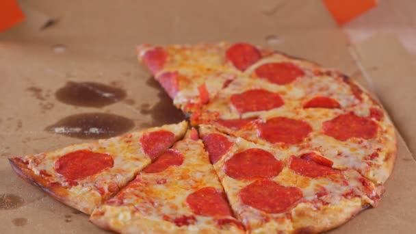 사람들 이손으로 열어 놓은 상자에서 뜨거운 맛있는 이탈리아 피자 조각들, 파티에서 음식 배달하는 일, 친구들이 즐거운 식사를 즐기는 일 — 비디오