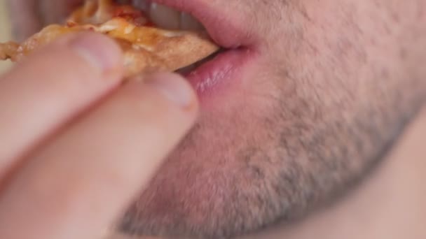 Primer plano hombre Comer pizza, Comer comida rápida — Vídeos de Stock