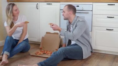 Evde pizza yiyen bir çift..