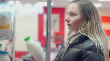 Kadın süt markette seçme.