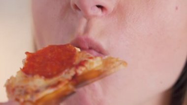 Yakın plan Kadın Pizza yiyor, Fast food yiyor.