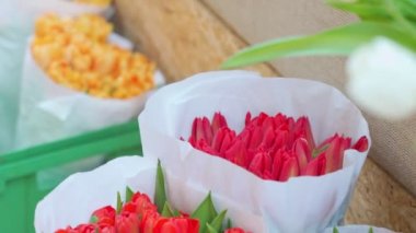 sokak çiçekleri pazarında satılık laleler