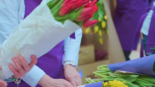 사람은 꽃 집에서 부케를 샀다. 배우자를 위한 아름다운 선물. — 비디오