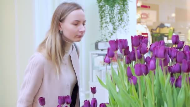 Tuinieren, bloemen. Schattig meisje koopt bloemen in de tuin centrum. — Stockvideo
